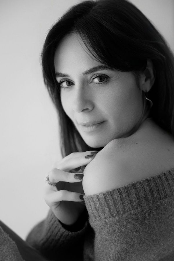 Ritratto in bianco e nero della fotografa, di tre quarti